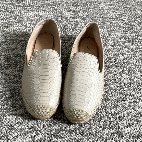 Like new Women’s Vince Camuto Size 7 Beige Faux Snake Skin Leather Flat Loafer - Picture 1 of 3